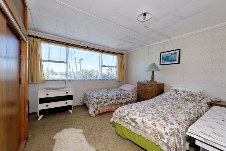 Photo of property in 10 Springside Place, New Lynn, Auckland, 0600