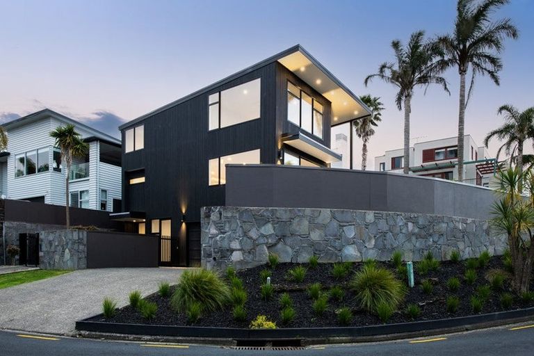 Photo of property in 18a Eastcliffe Road, Castor Bay, Auckland, 0620