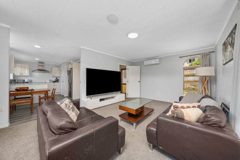 Photo of property in 15a Kereru Bend, Tawa, Wellington, 5028