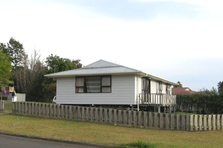 Photo of property in 1 Hueglow Rise, West Harbour, Auckland, 0618