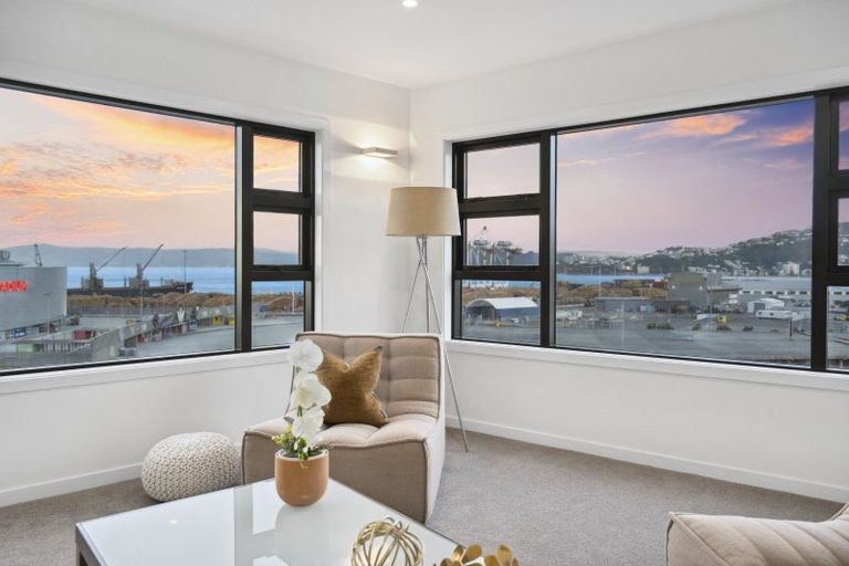 Photo of property in Endeavour Apartments, 1/125 Thorndon Quay, Pipitea, Wellington, 6011