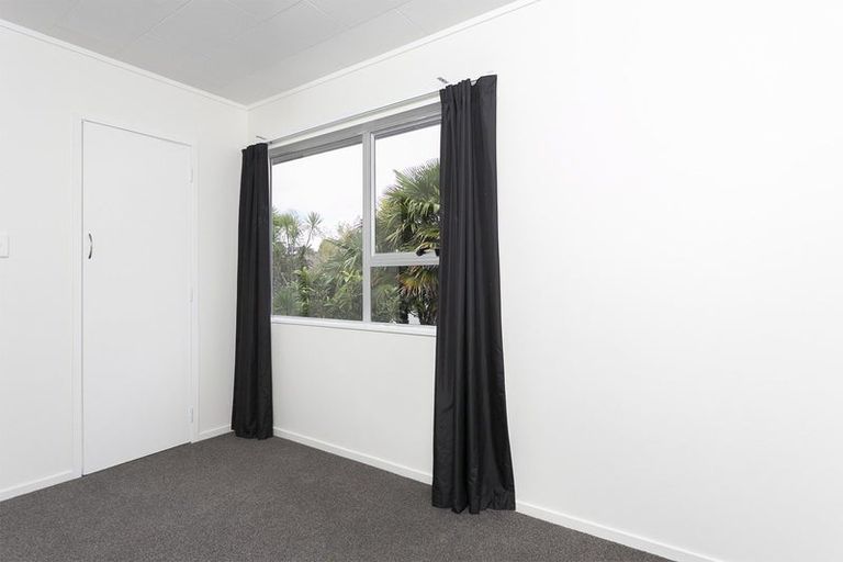 Photo of property in 90 Sunnyside Road, Sunnyvale, Auckland, 0612