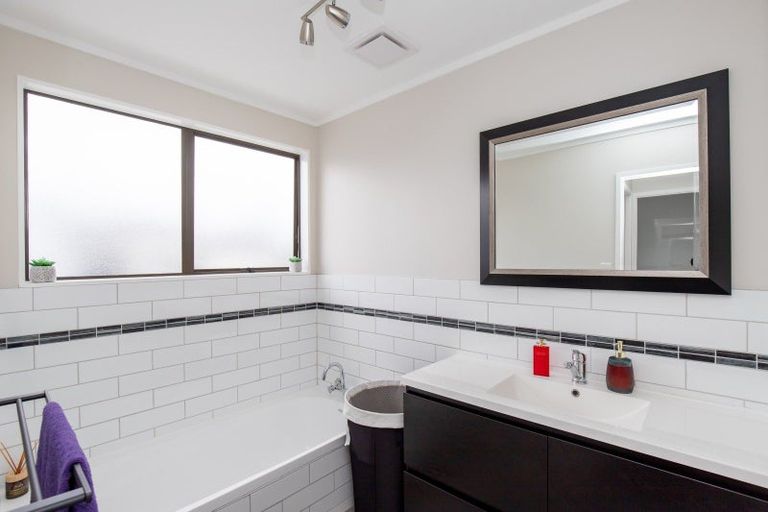 Photo of property in 20 Miller Place, Ngatea, 3503