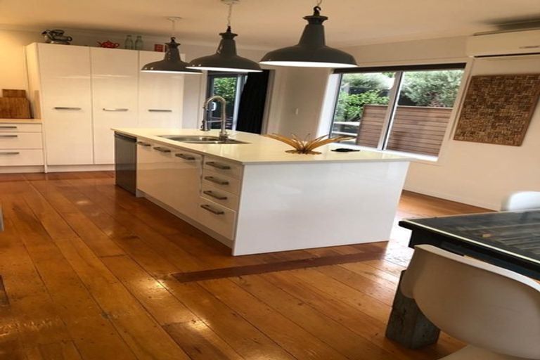 Photo of property in 33 Rua Street, Lyall Bay, Wellington, 6022