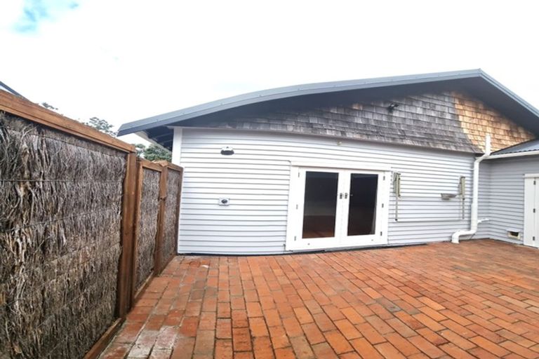 Photo of property in 122a Apu Crescent, Lyall Bay, Wellington, 6022