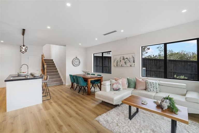 Photo of property in 5b Woodhouse Place, West Harbour, Auckland, 0618