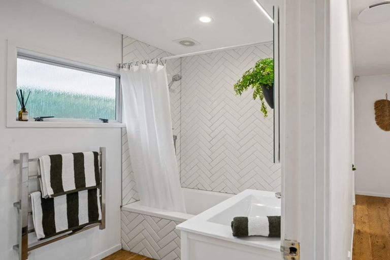 Photo of property in 2/7 Hanlon Crescent, Narrow Neck, Auckland, 0624