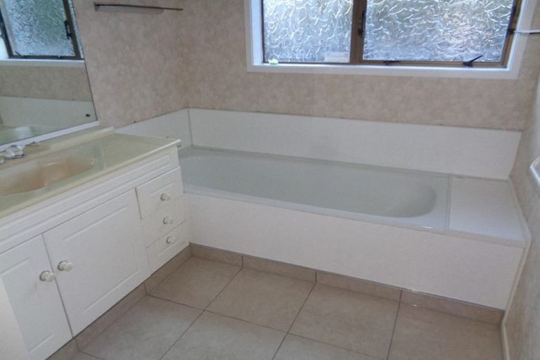 Photo of property in 2/125 Glenmore Road, Sunnyhills, Auckland, 2010