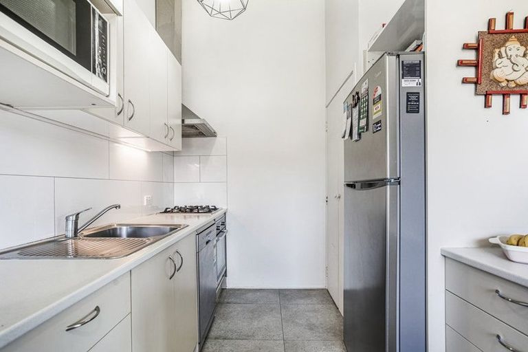 Photo of property in 1/4 Eugen Place, Bayview, Auckland, 0629