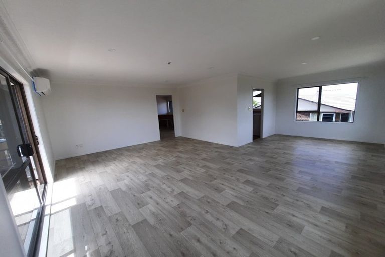 Photo of property in 32 Hadley Wood Drive, Wattle Downs, Auckland, 2103