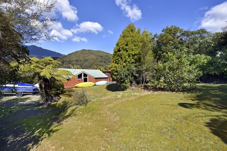 Photo of property in 26 Kamahi Road, Tennyson Inlet, 7195