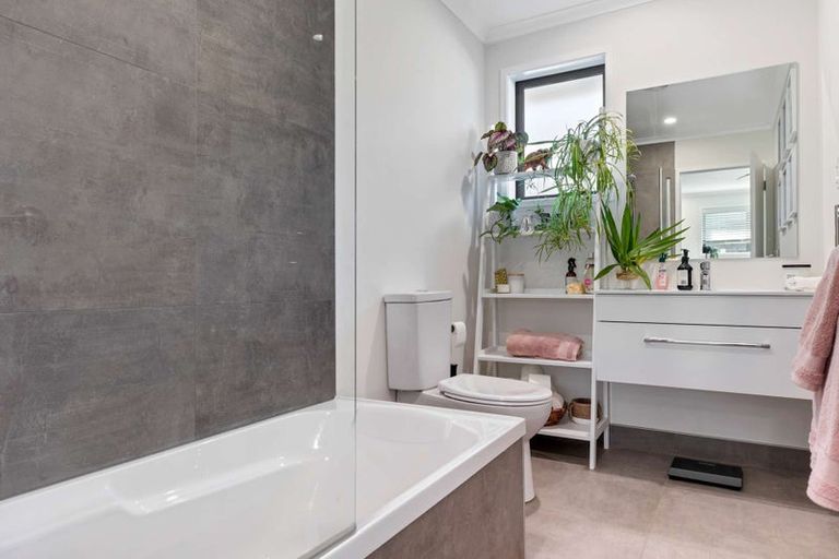 Photo of property in 11 Survila Street, Takanini, 2110