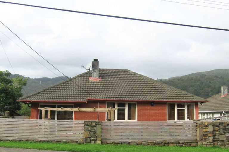 Photo of property in 6 Logie Street, Stokes Valley, Lower Hutt, 5019