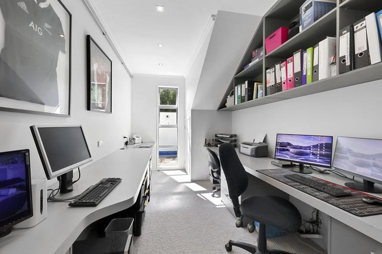 Photo of property in 10 Pendarves Street, New Plymouth, 4310