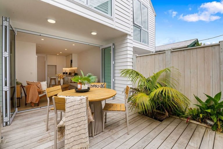 Photo of property in 12 Titoki Close, Matakana, 0985