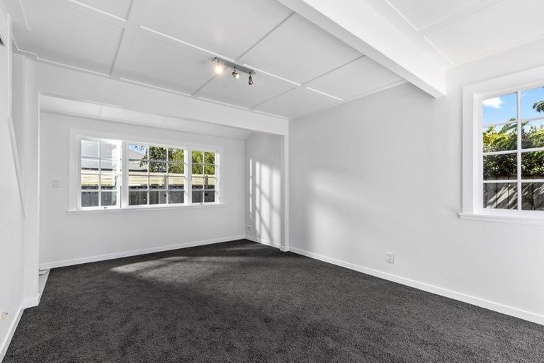 Photo of property in 5a Roslyn Terrace, Stanley Point, Auckland, 0624
