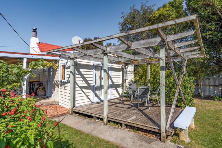 Photo of property in 17 Cambridge Road, Martinborough, 5711