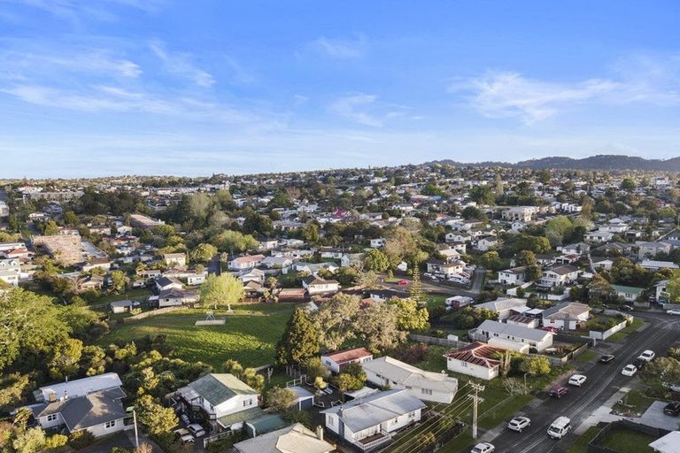 Photo of property in 22 Sarona Avenue, Glen Eden, Auckland, 0602
