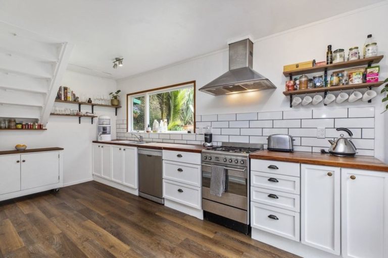 Photo of property in 74 Laingholm Drive, Laingholm, Auckland, 0604