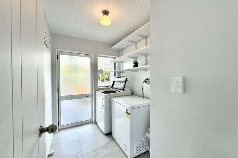 Photo of property in 1/6 Kirklow Place, Goodwood Heights, Auckland, 2105