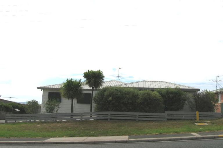 Photo of property in 1/1003 Beach Road, Torbay, Auckland, 0630