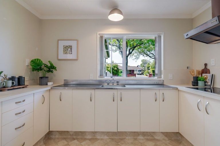 Photo of property in 17 Earl Place, Hokowhitu, Palmerston North, 4410