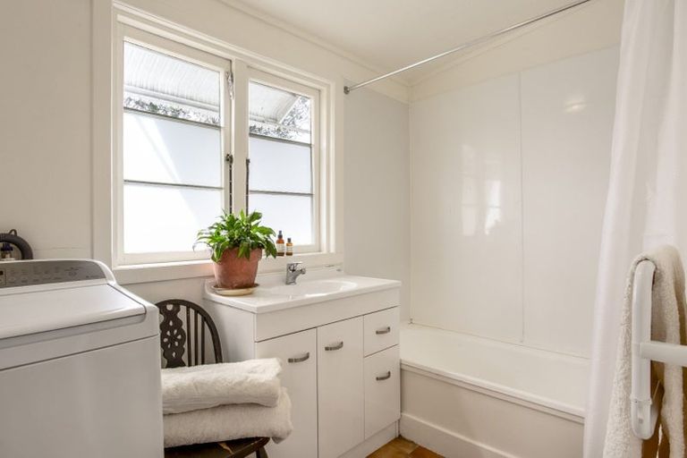 Photo of property in 17 Pine Street, New Lynn, Auckland, 0600