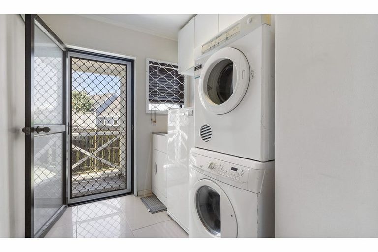 Photo of property in 2/6 Kimdale Place, Totara Heights, Auckland, 2105