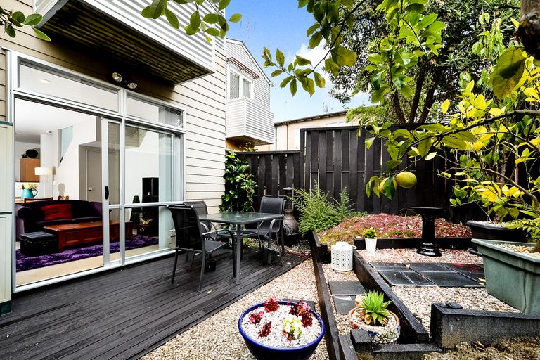 Photo of property in 21 Albionvale Road, Glen Eden, Auckland, 0602