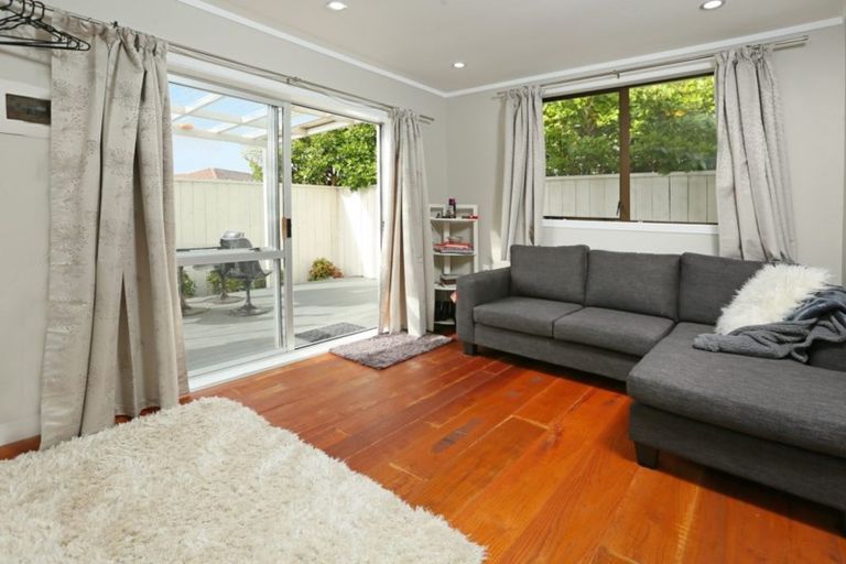 Photo of property in 3 Glen Marine Parade, Glendene, Auckland, 0602