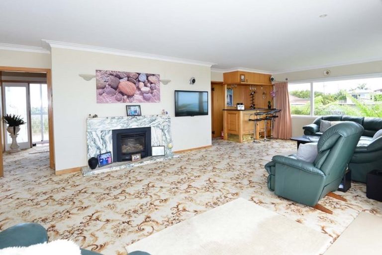 Photo of property in 49 Roberts Road, Matakatia, Whangaparaoa, 0930