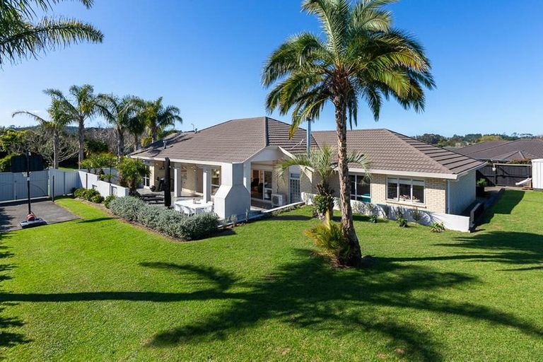 Photo of property in 32 Sunny Crescent, Huapai, Kumeu, 0810