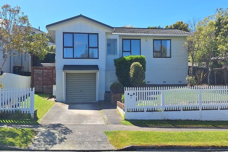 Photo of property in 17 Cypress Drive, Maungaraki, Lower Hutt, 5010