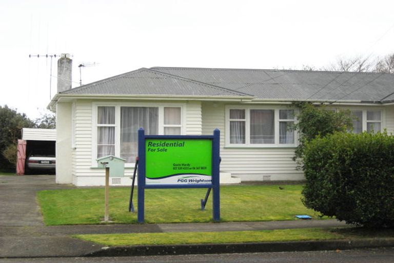Photo of property in 17 Karaka Crescent, Levin, 5510