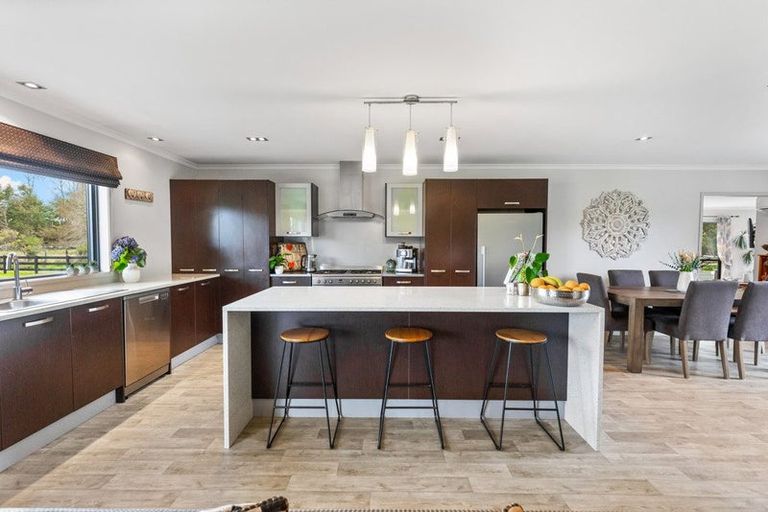 Photo of property in 124 Boord Crescent, Kumeu, 0891