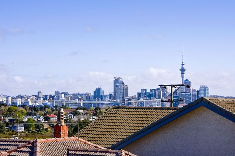 Photo of property in 2/28 Ngataringa Road, Devonport, Auckland, 0624