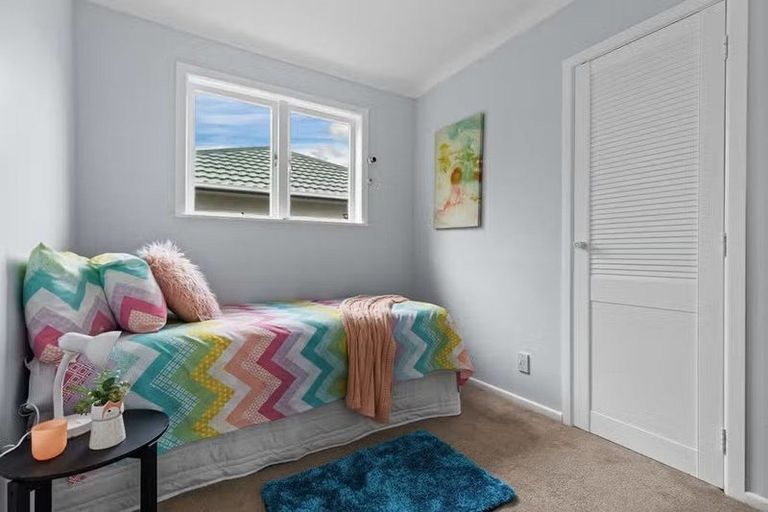 Photo of property in 11 Craigbank Avenue, New Lynn, Auckland, 0600