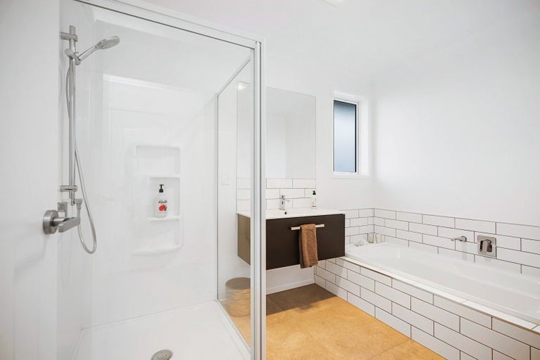 Photo of property in 18 Maturiki Drive, One Tree Point, 0118