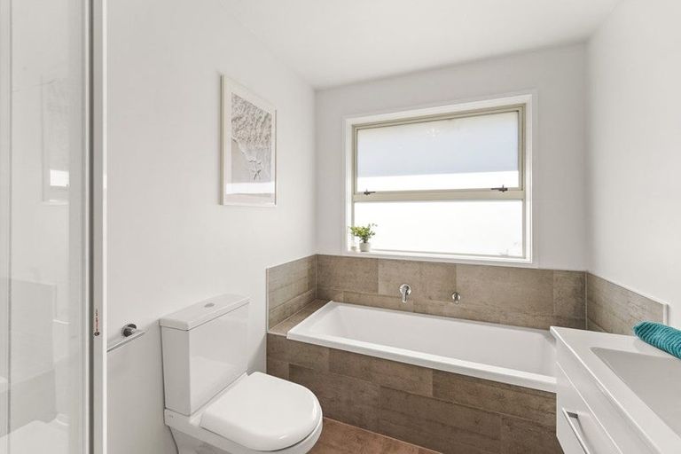 Photo of property in 33 Kahuparere Crescent, Pyes Pa, Tauranga, 3112