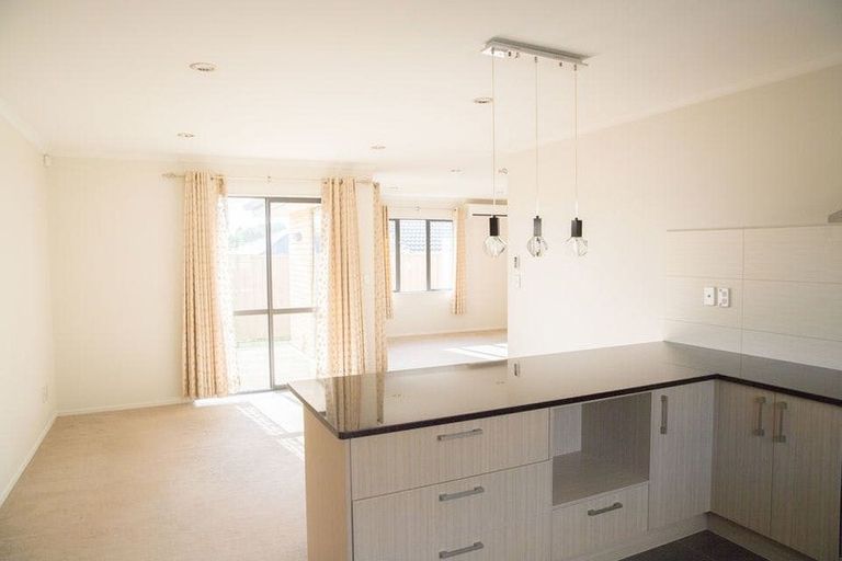 Photo of property in 12 Erceg Way, Rosehill, Papakura, 2113