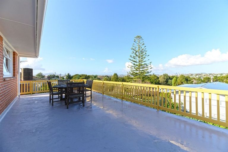 Photo of property in 135 Coronation Road, Hillcrest, Auckland, 0627