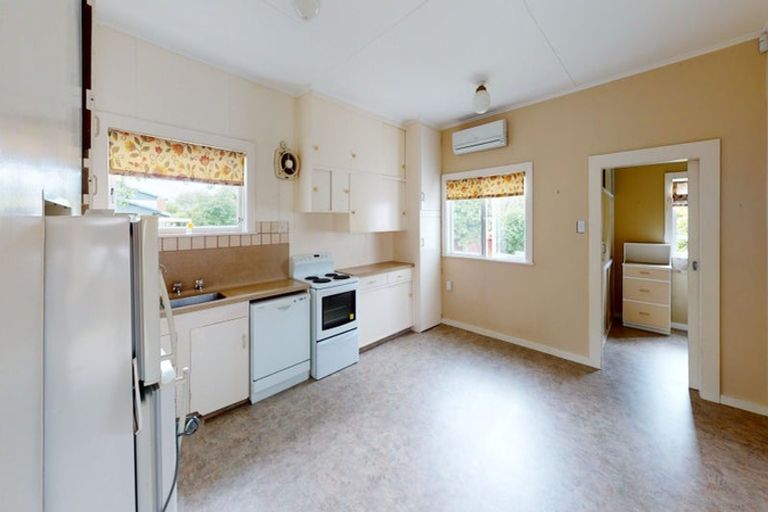 Photo of property in 12 Saint Leonard Street, Saint Johns Hill, Whanganui, 4501