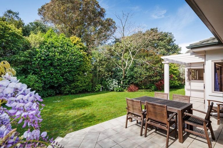 Photo of property in 2 Kea Place, Fitzherbert, Palmerston North, 4410