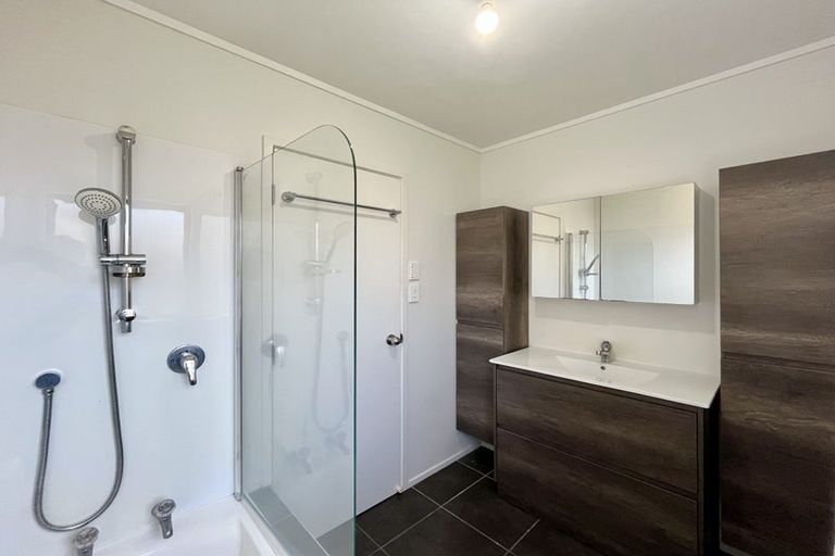 Photo of property in 2/2 Sevilla Place, Unsworth Heights, Auckland, 0632