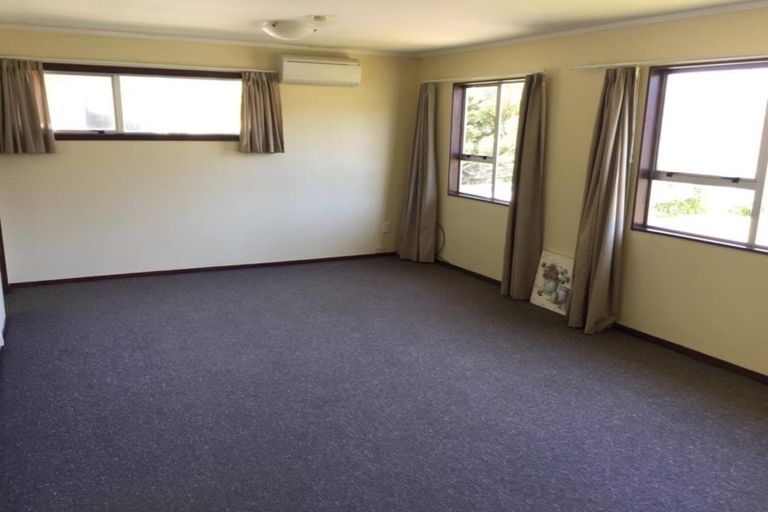 Photo of property in 93 Stewart Drive, Newlands, Wellington, 6037