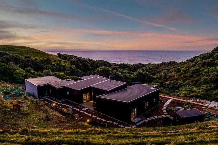 Photo of property in Tapuae, 21 Washer Road, Omata, New Plymouth, 4374