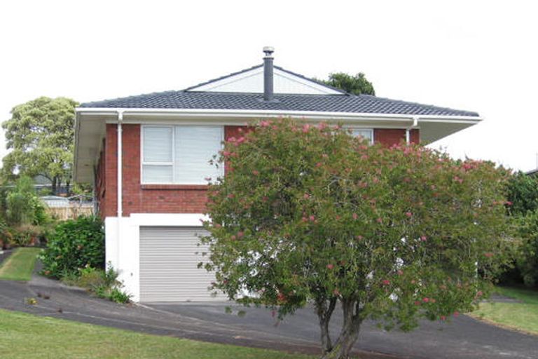 Photo of property in 26 Lydford Place, Glendene, Auckland, 0602