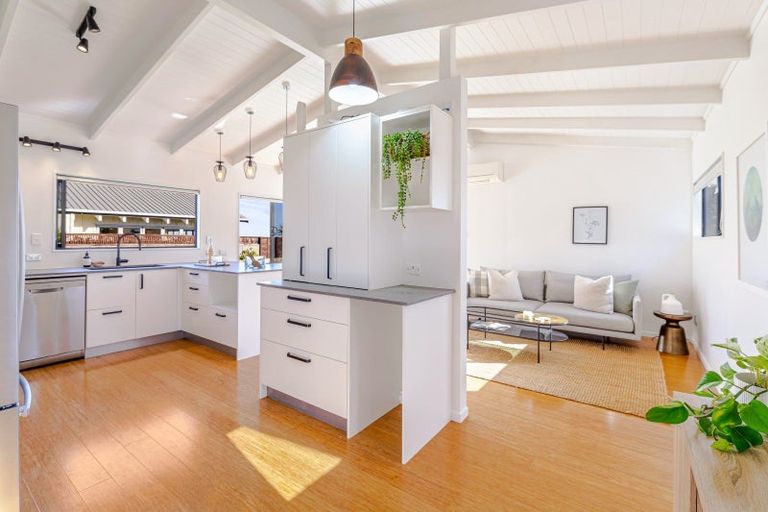 Photo of property in 10 Edwin Mitchelson Road, Muriwai, Waimauku, 0881