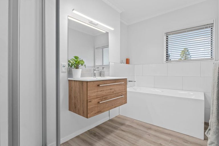 Photo of property in 2 Dallinger Street, St Andrews, Hamilton, 3200