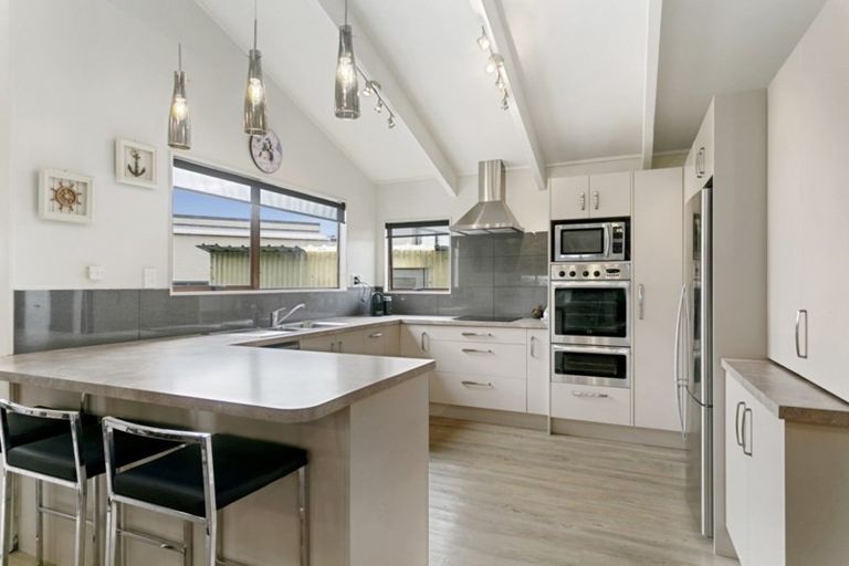 Photo of property in 2 Kew Place, Richmond Heights, Taupo, 3330